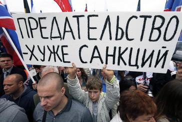 Народ чувствует, что Новороссию в Украину сливают. Именно этим можно объяснить ту волну негодования и проклятий в адрес российских властей в интернете.