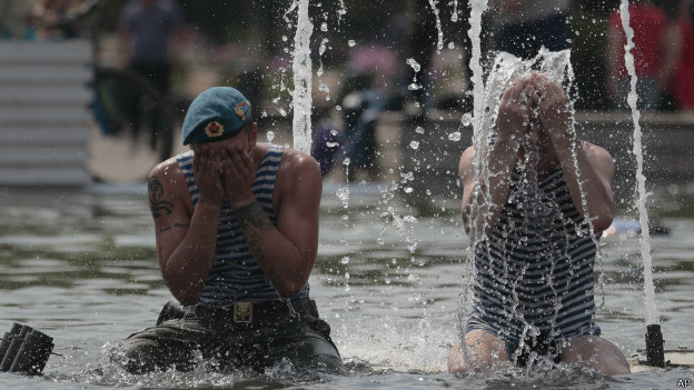 Настоящие десантники воюют за Новороссию,ненастоящие жрут пиво и колят арбузы.