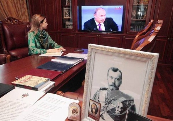 Это так трогательно,так по-эрэфийски, любить Царя и его детей, и “маленьких прокуроров”.Так и представляешь себе детей Царя с красными звёздами во лбу, поющих в хоре госпожи-товарища Поклонской.(2 Видео)