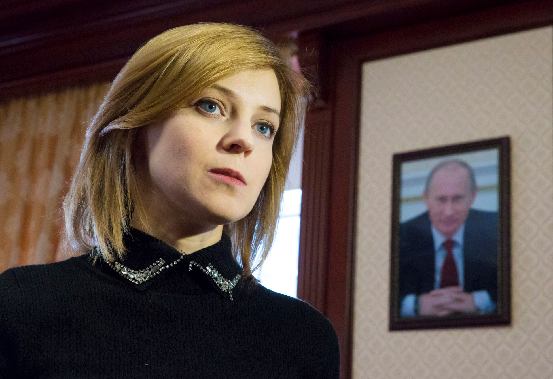 Это похлеще, чем с рюмкой на коне или исполнение “Мурки” для тв-жидов. Няша путинаславица пробила очередное дно; теперь она с мужем обсуждает причиндал Навального.. “Путинаславие” ведёт к разрухе в головах: Поклонская – яркий тому пример.