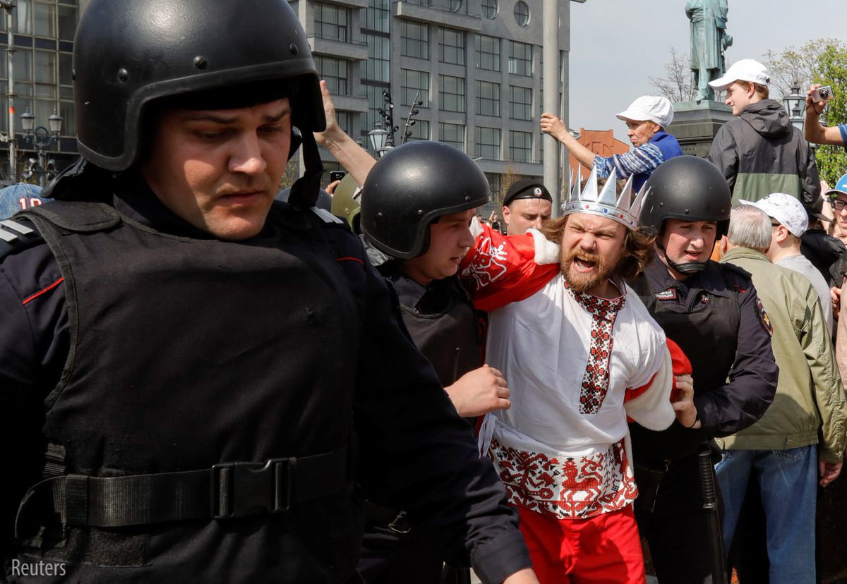 За сто лет русский народ совсем разучился отличать Б☦лого Царя от кр✭сного псаря.. Подробности вчерашнего гуляния по Москве.(3Видео)