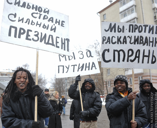 Русские патриоты, и даже запутинцы, очень сильно возбудились на завоз в РФ чёрных макаконегров. Завоз Путиным чёрных негрообезьян уже не спишешь на стрелочника Ху*снуллина, как завоз косых монголообезьян из Ср.Азии.