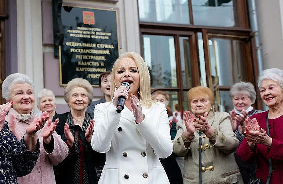 О каком правосудии в ЖидэРэФии можно говорить, после того, как жидовка Долина, путинский “закон-дышло” поставила ещё и “раком”? (Видео).