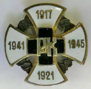 «Путина не поймешь. Российский флаг вроде бело-красно-синий, а знамя вооруженных сил все равно красное. Красные звезды на кокардах, тут же — царские орлы».