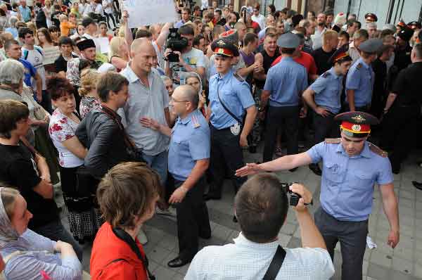 В Краснодаре православные,казаки и националисты сорвали выставку пидораса и жида Марата Гельмана.(ВИДЕО)