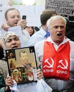 Мы русско-совецкий, православно-коммунистический народ и поэтому у нас массовое раздвоение сознания.