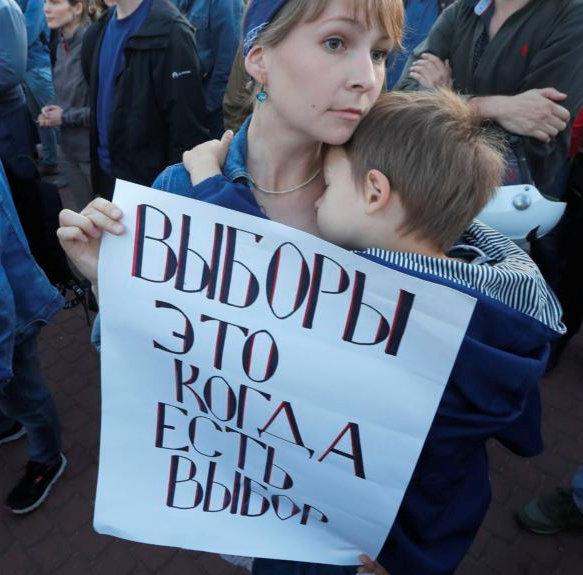 Закончился цирк под названием «Выборы»** Самое “умное голосование”: это взять свой бюллетень на избирательном участке и принести своему кандидату, а затем выйти на улицы взяться за руки, связать свои пояс.ремни и сесть на землю, ожидая победы от Господа Бога.