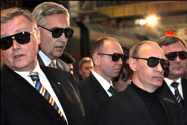 “Страна действительно захвачена мафией в прямом смысле этого слова.В РФ сам политический класс и есть мафия.. По сути, наши бандиты мало чем отличаются от диких бедуинов – та же самая набеговая стратегия. Урвать и бежать. Уровень 12-13 веков”.