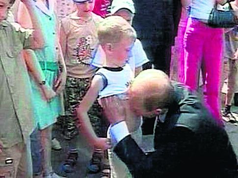 Путин целует мальчика