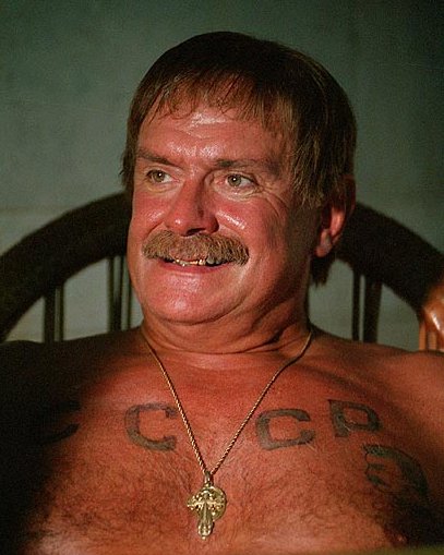 Внезапно ставший бессильным перед нерусскими националистами «Мигалков», привыкший быть «барином», покорно заползает обратно, осмыслять полученный им урок столкновения с нерусским государством по «русской теме».