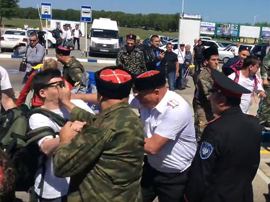 “Казаки” напали на сотрудников Фонда борьбы с коррупцией.Позор этим “казакам”, позор.