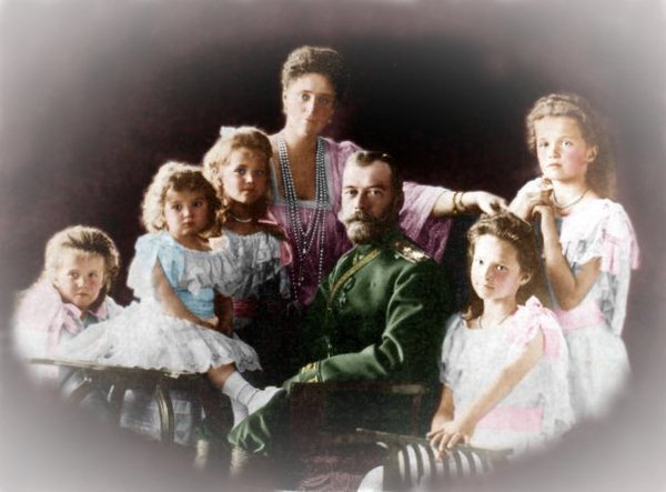 “Следуй душа русским путем лишь за Христом, только с Царём”.”И это единственно победный для нас путь. Но, чтобы встать на него, необходимо сбросить с себя ПУТЫ СОВЕТЧИНЫ, которые предлагают нам кремлёвские чекисты”.. И господа-товарисчи стрелковцы.