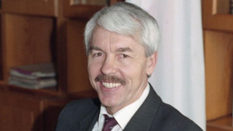 Изгой, но не шабесгой.. Первый и единственный президент Крыма, патриот России, не шабесгой, умер вышвырнутым из политики, изгоем.. А, обласканный Путиным уголовник – шабесгой С.Аксёнов (погоняло “Гоблин”), даже не вспомнил о нём ни разу.