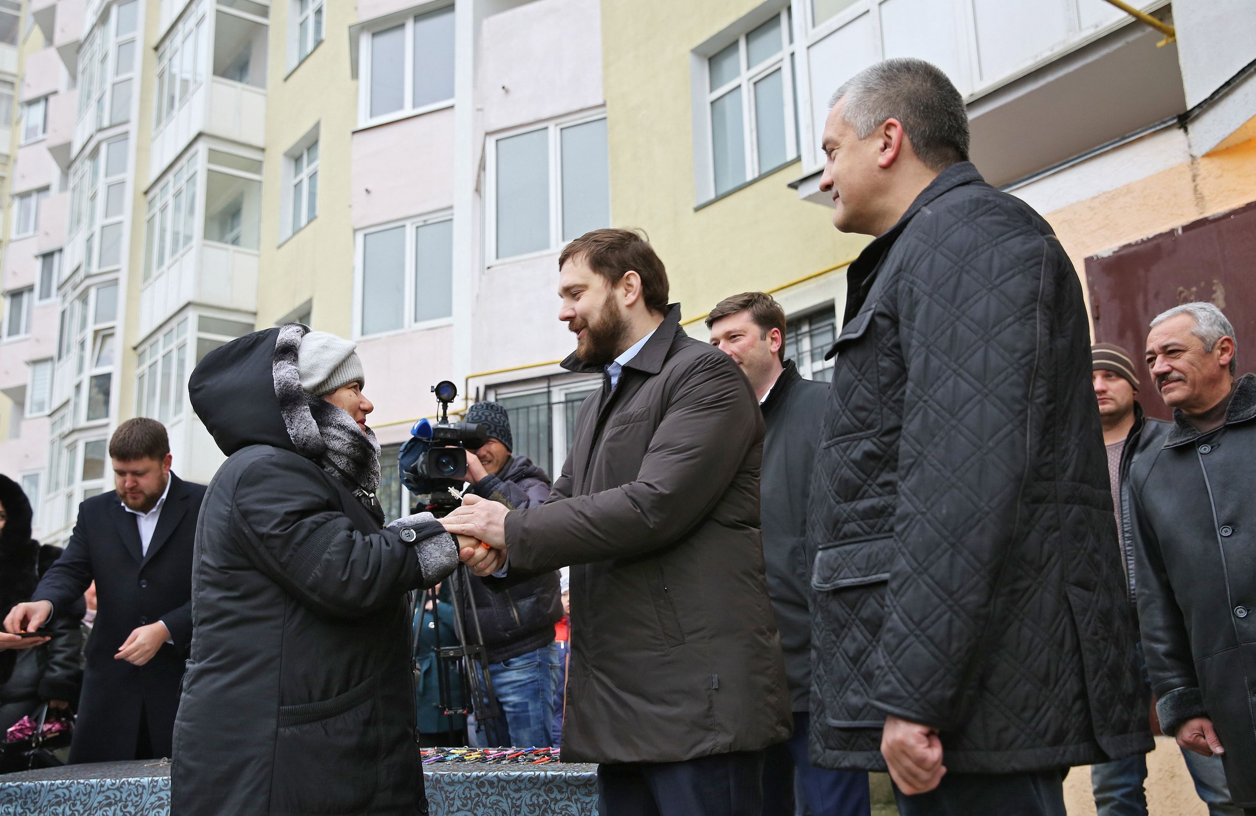 Потомкам репрессированных русских – справку о реабилитации и спор на ток-шоу “правильно ли, что менеджер Сталин их предков гноил в лагерях и морил голодом”..  А потомкам репрессированных татар “Нельзя нас было репрессировать, это было преступлением!” – квартиры.