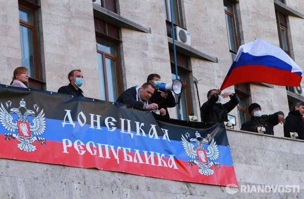 Малороссы, вы можете остаться бедовать с рагулями на устроенных ими же руинах, снося плевки и подзатыльники галичанского хамья, а можете вернуться домой в РФ, где вас любят и ждут.Для второго, вам надо собираться и ехать к захваченным ОГА.