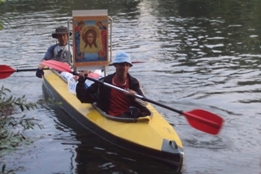 На байдарках с иконами.