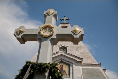 В Севастополе на Свято-Никольском соборе установили новый крест.