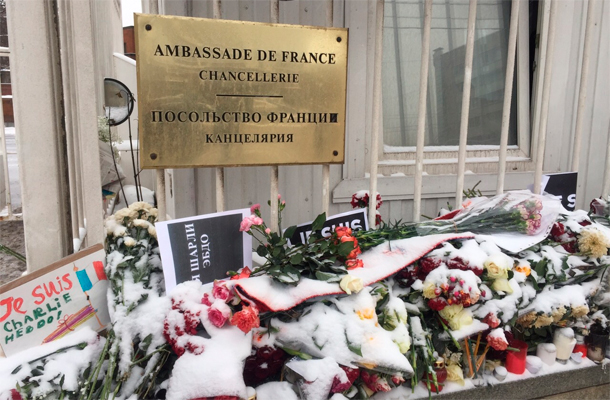 Москва в трауре ,но не по тысячам убитых русских в Новороссии, а по 12-ти французским дегенератам-извращенцам.