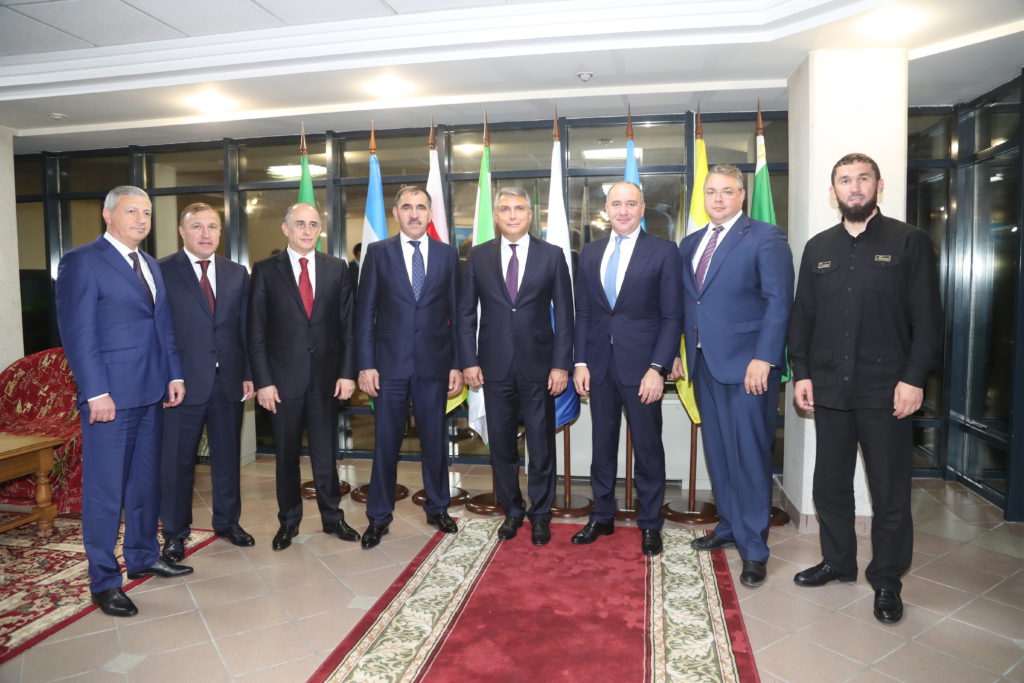 Дополнение к посланию Путина. То, о чём он почему-то умолчал, увлечённо обещая нам светлое и сытое будущее.. Бентли, дворцы, убийства.Суперсуверенный Кавказ покрывает суверенный Кремль, как бык овцу.(Видео)