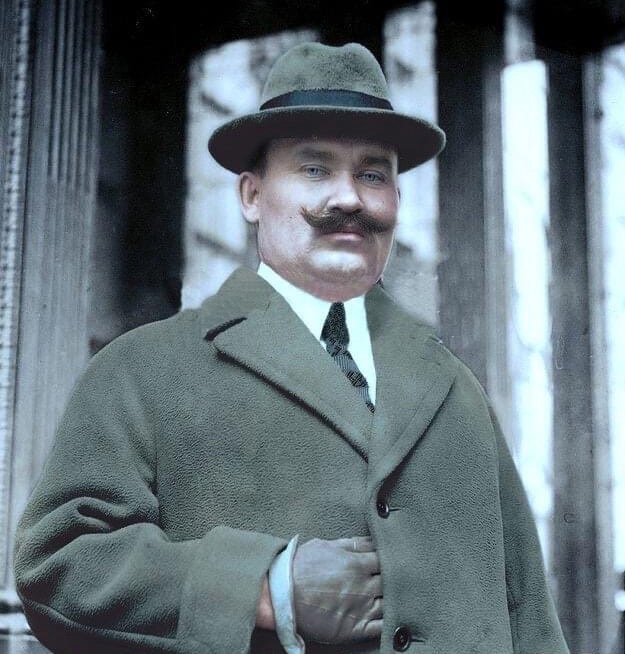 Атаман Семёнов, хоть монархистом и не был, но был русским националистом и фашистом. За что ему честь и хвала.. “Не тревожьтесь– у нас в СССР, по нашей сталинской конституции, дети за отца не отвечают”.