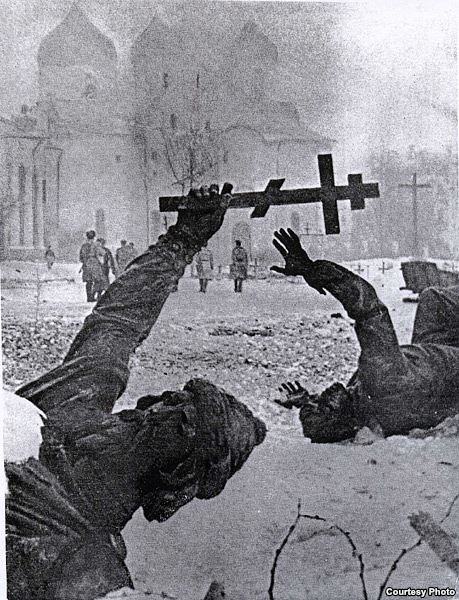 “Ввод пленных немцев в кремль”- пропаганда в стиле “можем повторить”.. Древний Новгород был стёрт с лица земли Кр✭сной армией, а не немцами.. “Многие разрушения городу были причинены советской авиацией, миномётным огнём”.