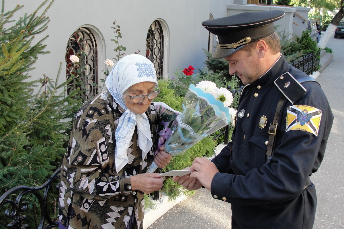 Казаки поздравили старейшую монархистку г.Севастополя Надежду Ананенкову с её 80-ти летием.