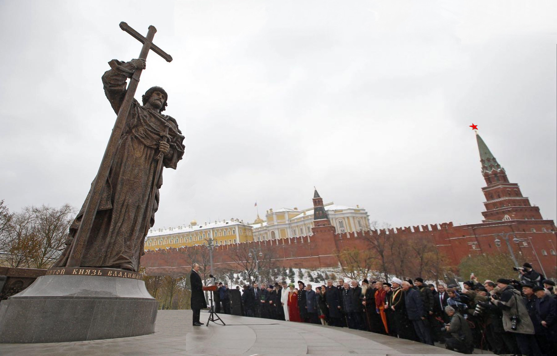 Князь Владимир не принадлежал к “Советской” и “Российской Нации” – он никогда не был “советянином” и “россиянином”, он был Русским князем.. Зачем ему памятник у краснозвёздного Кремля?