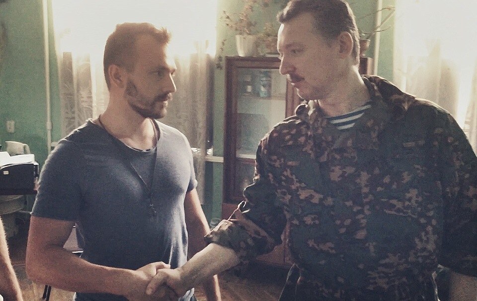 В Донецком аэропорту ранен известный исполнитель Глеб Корнилов.Желаем ему скорейшего выздоровления.