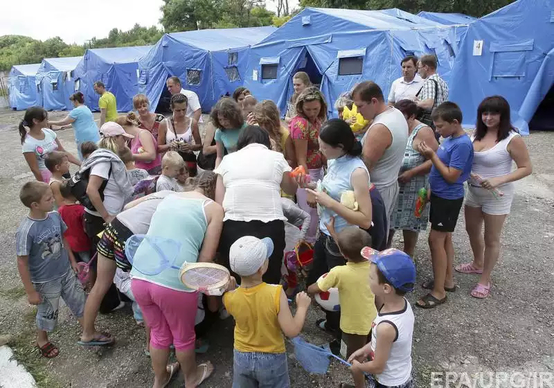 На фоне Европы, русских беженцев с ДонЛуга – даже не то что не жалко, а их просто как бы и нет.Вот почему все мы-мрази.