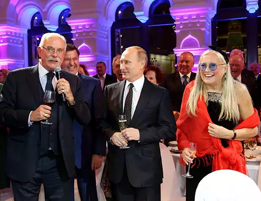 Юбиляру Никите Михалкову > ложка лечебного дёгтя в бочку медовых поздравлений.