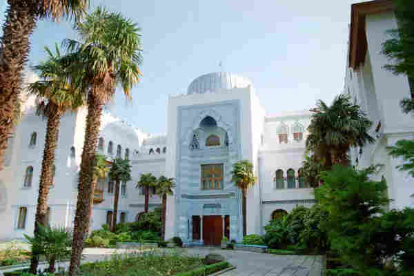 “Монархистка”- прокурор Поклонская так увлеклась собственным пиаром, что просрала дворец “Дюльбер” и “Царскую тропу” в Тавриде.