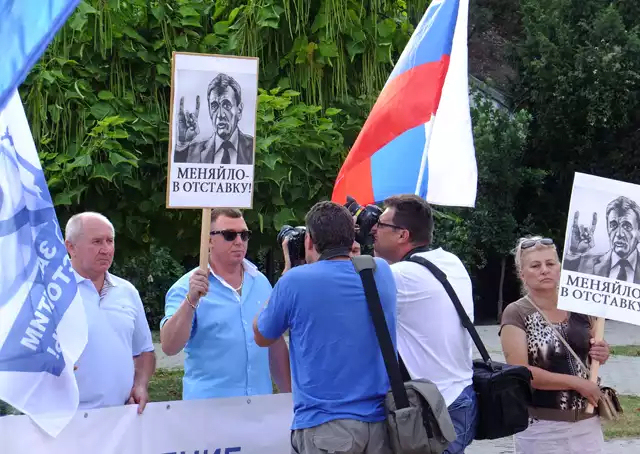 Кремлёвское ворьё и жидульё может и дальше застраивать берега и заповедные леса окрест,в столице “Русской весны” протестовать некому:11тыс. подписались ,а на митинг пришло всего 200 человек.