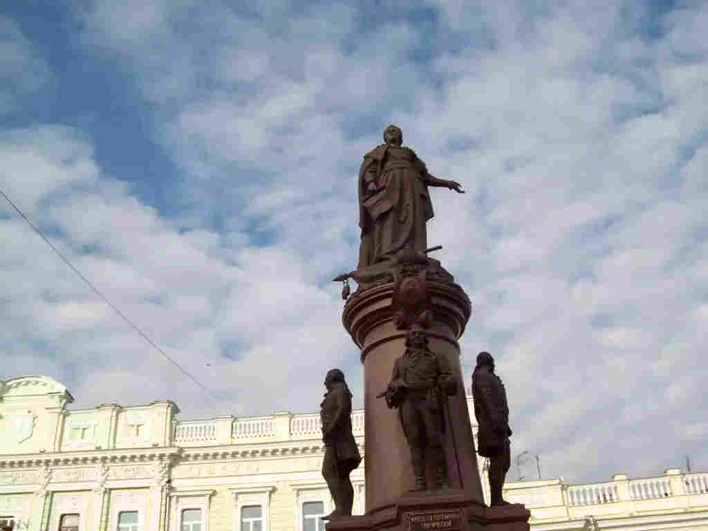 Одесситы продолжают бороться даже сейчас, окружённые Украиной, но точно знающие, что на небе есть Бог, а на земле Россия.