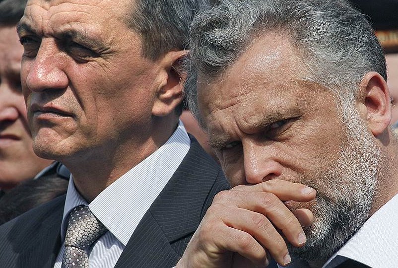 В Кремле не хотят понимать конфликт между сапогом Меняйло и созидателем Чалым, и приказывают прекратить политическую клоунаду.