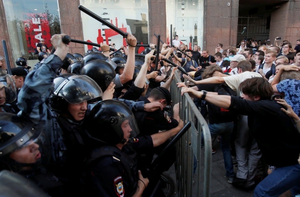 “Паразитический (жидо)олигархический режим, как и любой паразит, существует с подсознательным ощущением своей временности; пока есть что сосать”- И поэтому РФ – временное государство с непредсказуемым будущим.
