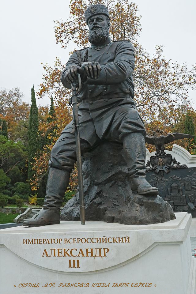 Хорошая, очень хорошая традиция: принимать присягу у памятников нашим царям.. Советуем всем господам кадетам поступать также.. Но сначала кр✭сный кадетский корпус надо переименовать в честь любого русского царя, а то парадокс получается.