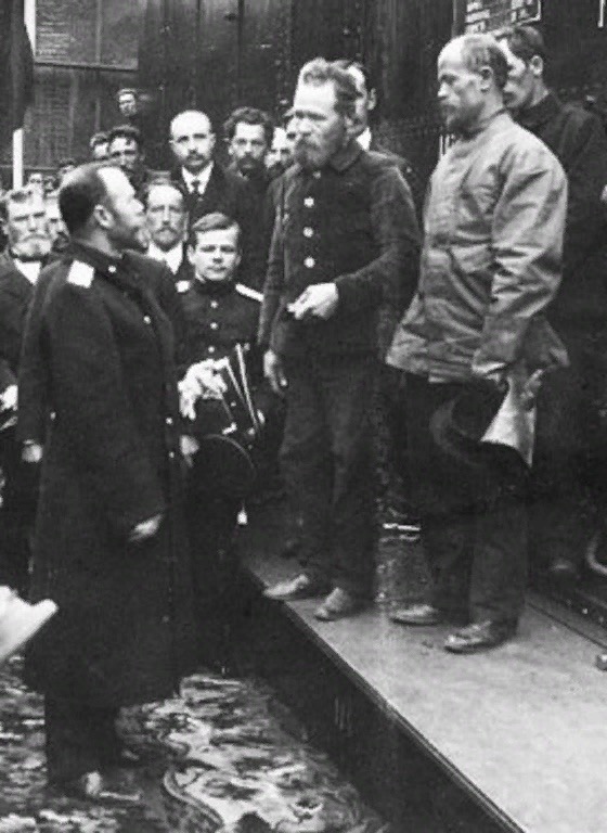 Царь. Просто Царь… “Вот уже сто лет каждый прыщ (поц типа Путина), из тех “кто был никем, а стал всем”, мнит себя вершителем судеб”.