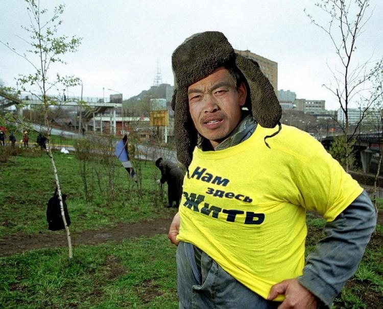 “В городе (Святого Петра) прочно обосновались (косые китайские обезьяны) смотрящие за северо-западным регионом России со стороны Китая”.. «Из-за вони из китайских столовок постоянно першит в горле. Что можно предпринять, кроме переезда? Хотя такая мысль возникает уже регулярно…»