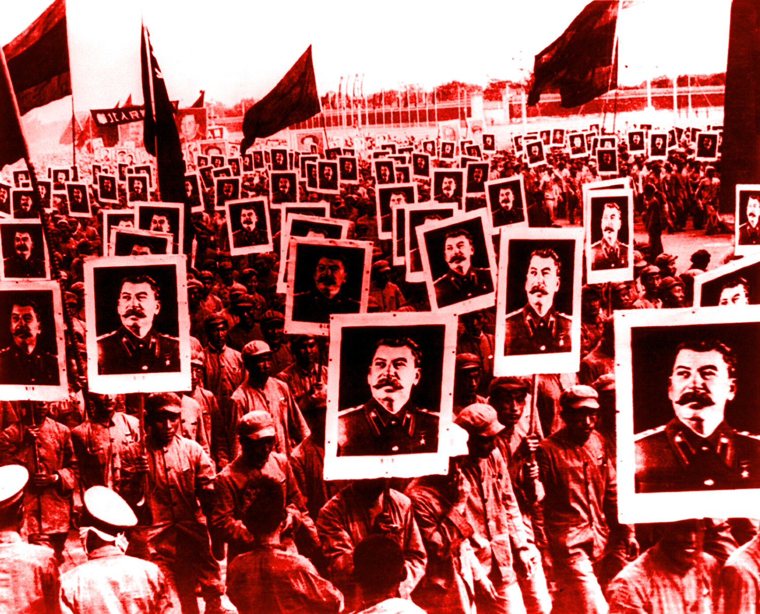 «На какую бы акцию 9 мая вы ни шли – берите с собой красный стяг! И если какая-то гнида попробует отнять его у вас – бейте врага в рыло без жалости , потому что перед вами – фашист».. Кр✭сных антифашистов в РФ стало, как китайцев нерезаных.А если к ним добавить ещё московских евреев антифашистов, тогда вообще – ужас, ужас.Чтоб вы сволочи 9 мая друг друга поубивали.