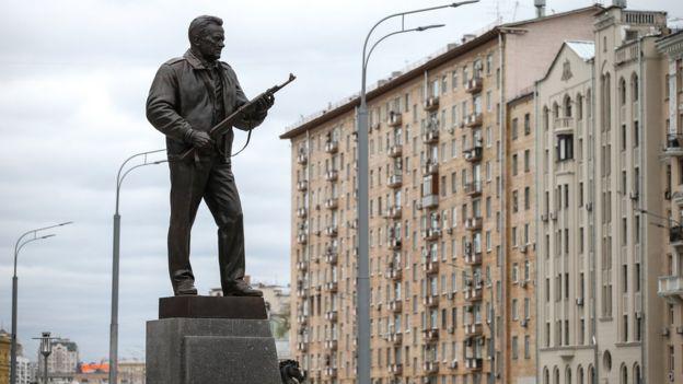 То, что связано с Совком, – получается отвратительно, особенно памятники.(Видео)