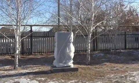 Особенно замечательно, что русского казака Тимофея Сладкова советские люди признали чуждым России казахстанцем.. Памятник уральскому казаку демонтирован по решению местных жителей.. Под Оренбургом открыли памятник казаку, отряд которого убил сукоедину Чапаева.