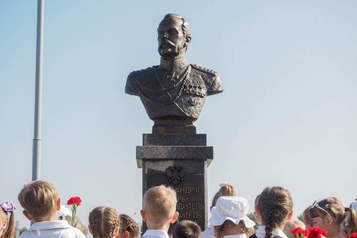 Всё русское, что настоящее – всё возвращается обратно.А всё совецкое, краснозвёздное будет уничтожено и забыто.