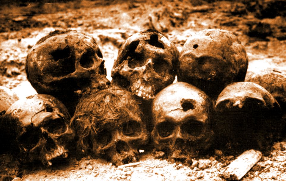 “Им тоже было страшно, всем от мала до велика, всем, кто был погребен. Но как бы ни было жутко, страшно, больно-мы обязаны помнить о них”.. В 1920-21 годах в Архангельске было то же самое, что и в Крыму-геноцид.