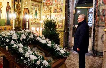 Демонстрация удивительной способности Путина к мимикрии.. “Полный нечистот окрашенный гроб”, (жидист-сатанист) по имени Владимир Путин явился в Благовещенский собор Кремля”.