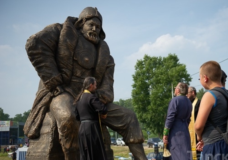 Памятник – убогий, но возмущает желание татарвы залупаться из-за него.. “Если для русских Ермак – это вольный казак, герой”, то сибирские татары-муслы – это поганые чурбаны-ордынцы, которых казаки рубили, рубили, – да не дорубили.(Видео)