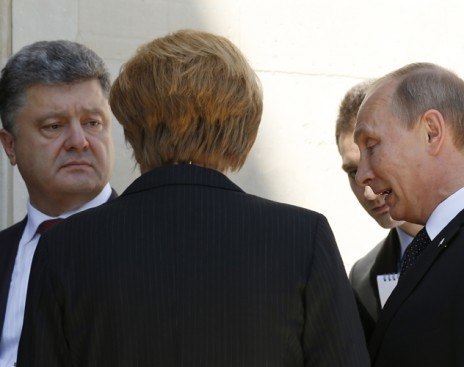 Владимир Чемберленыч пожал “чистую руку” кровавой жидофашистской свинье ПАРАШЕнко..Философ запутинец Дугин: “Не ввести войска в Донбасс – предательство национальных интересов.”Запутинцы начали прозревать?