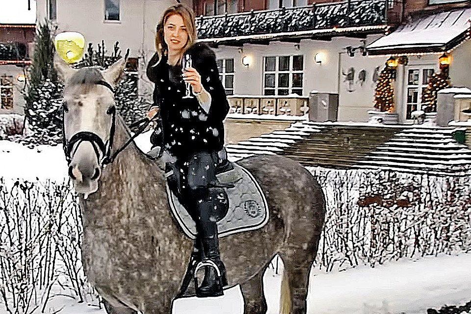 Дед, “доедающий хрен без соли”, стал звездой рунета и ждёт на новый год в гости тоже звезду, членкиню “Едра” Н.Поклонскую с рюмкой на коне.. “Народ и власть – едины”; она с рюмкой, он с хреном, вдвоём на сером коне, – они будут феерически смотреться.