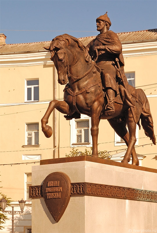 В Твери народный сход перерос в митинг: собравшиеся требовали справедливости в межнациональных отношениях.