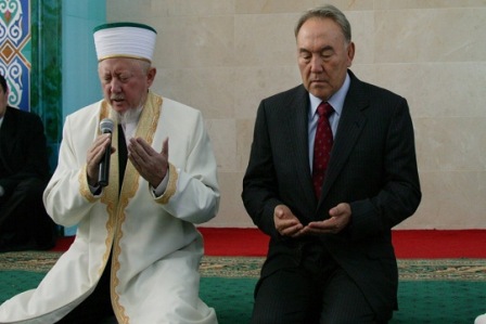 «Кремль занимается пиар-онанизмом в Сирии.Нахрен ваши пальмиры, надо теперь защищать себя.Вплоть до подготовки введения войск на север Казахстана (Южный Урал) с русским населением».