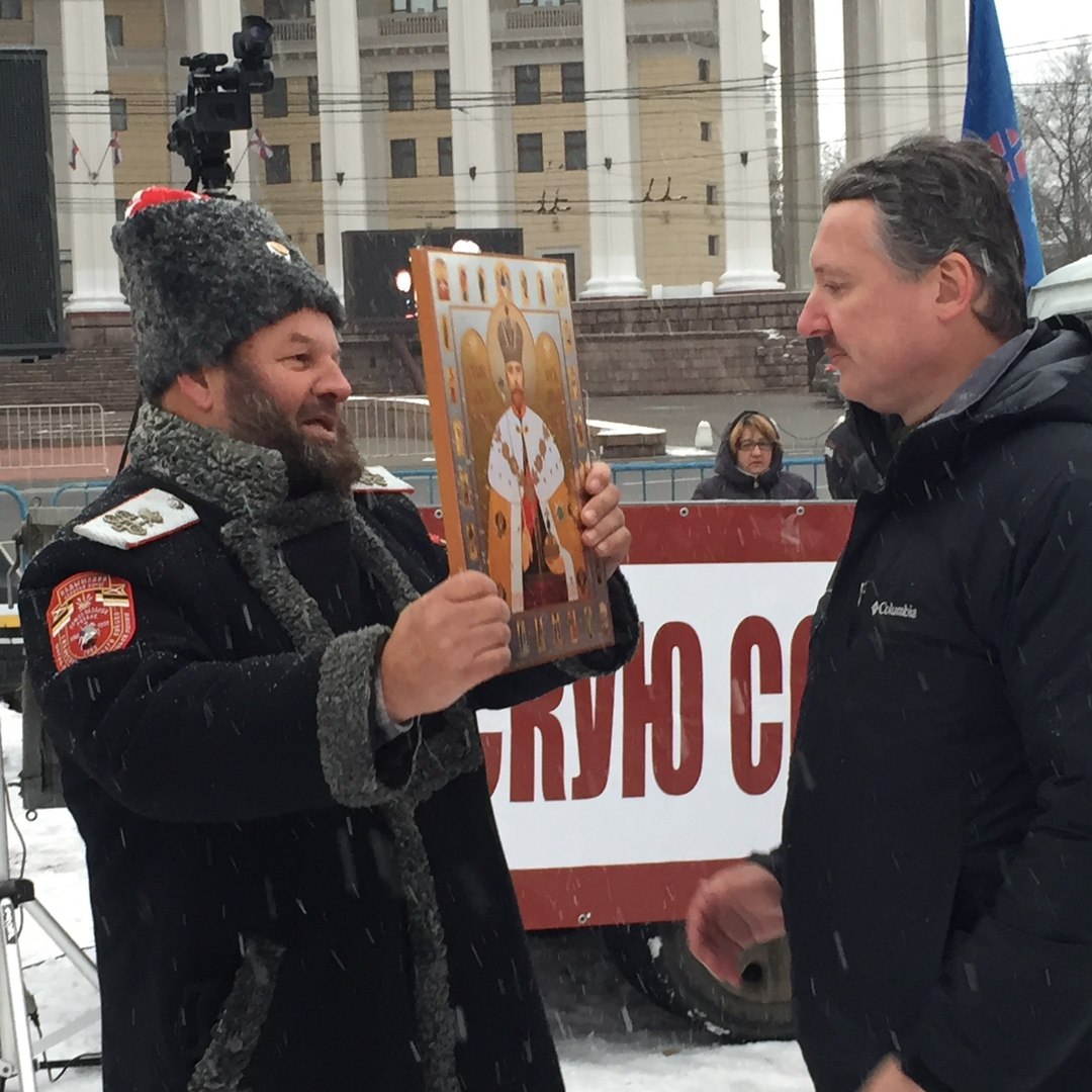 Игорь Иваныч горячо обсуждает с этническим большевиком, внучком Розы Землячки, не менее этнических кандидатов в президенты и будущее РФ после выборов (Видео).. С нетерпением ждём следующих дебатов И.Стрелкова и Берл Лазара, самого доверенного лица В.Путина.